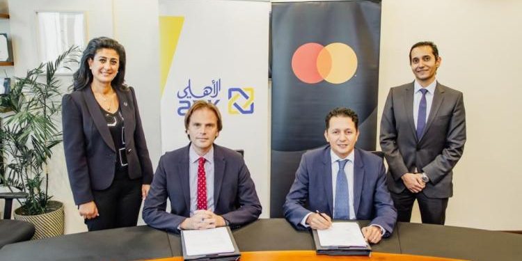 شراكة بين “الاهلي الكويتي ” و” ماستركارد ” لتعزيز المعاملات اللاتلامسية