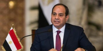 السيسي لسيدات أسوانيات :” أنا هعملكم معرض دائم للحرف اليدوية “