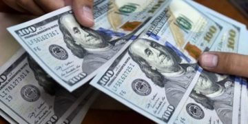 عاجل ..الدولار يتخطي حاجز 18 جنيه في 13 بنكاً