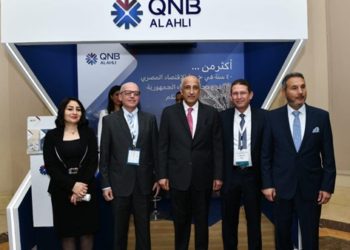 محافظ البنك المركزي يتفقد جناح” QNB الأهلي” خلال المؤتمر المصرفي العربي
