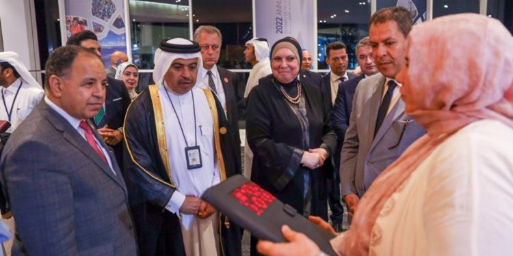 “نيفين جامع” ووزيرا مالية مصر وقطر يتفقدون معرض تراثنا