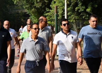وزير الرياضة ورئيس الرقابة المالية يقودان الماراثون الأخضر بمركز التنمية الشبابية بالجزيرة