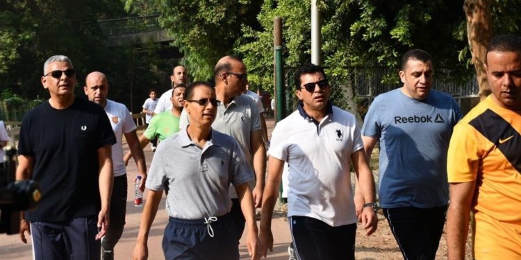 وزير الرياضة ورئيس الرقابة المالية يقودان الماراثون الأخضر بمركز التنمية الشبابية بالجزيرة