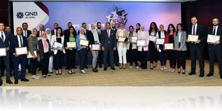 رئيس QNB الأهلي يُكرّم الموظفين المتميزين بقطاعات البنك المختلفة