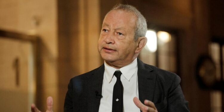 الملياردير نجيب ساويرس ينصح الحكومة المصرية بتحرير سعر الصرف