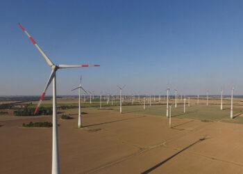 مصر والإمارات توقعان اتفاقية لإنشاء مشروع لطاقة الرياح بقدرة 10 جيجاوات