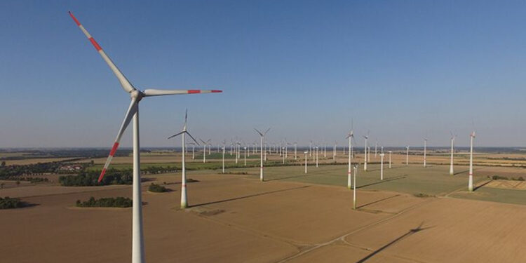 مصر والإمارات توقعان اتفاقية لإنشاء مشروع لطاقة الرياح بقدرة 10 جيجاوات