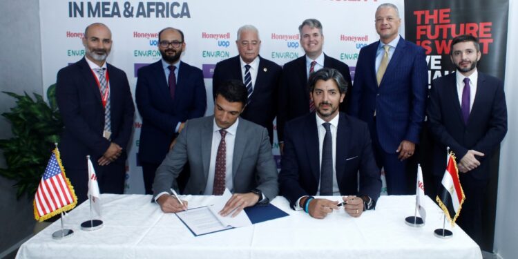 “هانيويل” توقع مذكرة تفاهم مع “انفيرون أدابت” لتطوير مجال إعادة تدوير البلاستيك