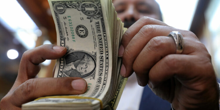 البنك المركزي : بعض تحويلات المصريين في الخارج تتم عبر قنوات غير مشروعة