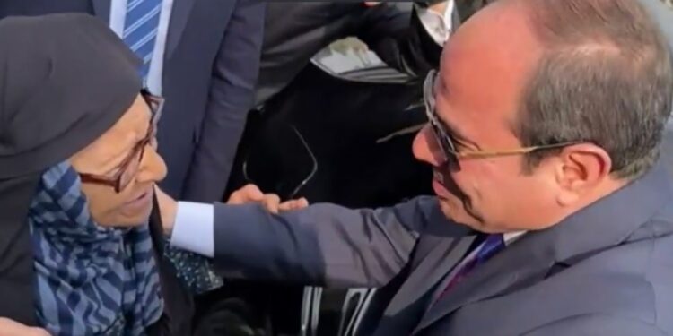 الرئيس السيسي يوقف موكبه ويدير حوار مع سيدة جالسة على الرصيف (فيديو )