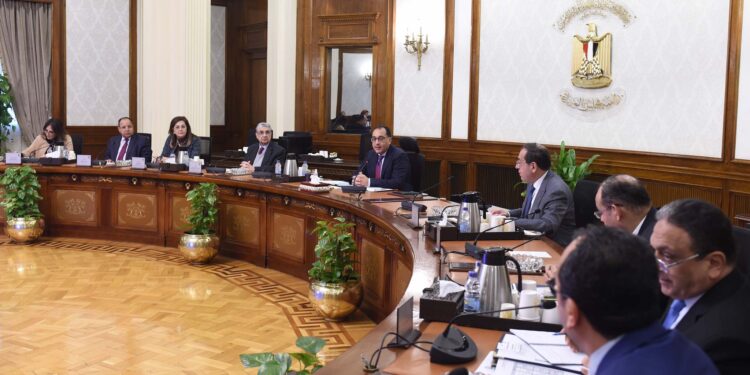 رئيس الوزراء يتابع جهود جذب الاستثمارات الأجنبية في القطاعات المختلفة