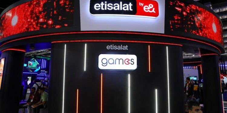 مجموعة &e تستحوذ علي 14 % من فودافون