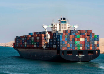 عاجل ..سكاي نيوز عربية : جنوح سفينة بالمجرى الملاحي لقناة السويس