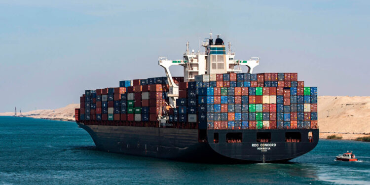 عاجل ..سكاي نيوز عربية : جنوح سفينة بالمجرى الملاحي لقناة السويس