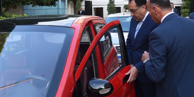 رئيس الوزراء يتفقد أول نماذج سيارات كهربائية مصنعة في مصر ( صور )