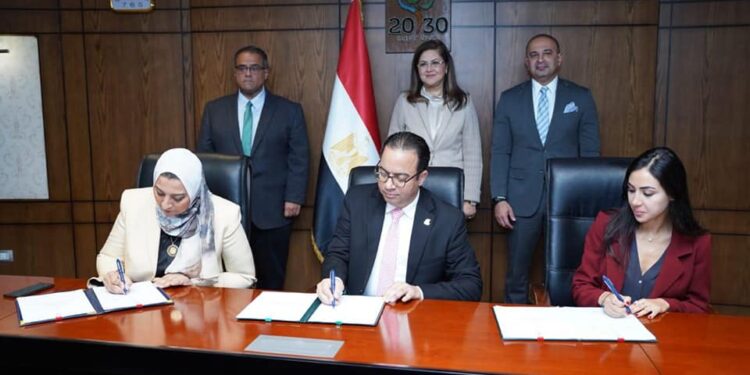 «التخطيط» توقع اتفاقية تعاون مع «ساويرس للتنمية» وجامعة عين شمس لتطوير القرى الأكثر احتياجًا