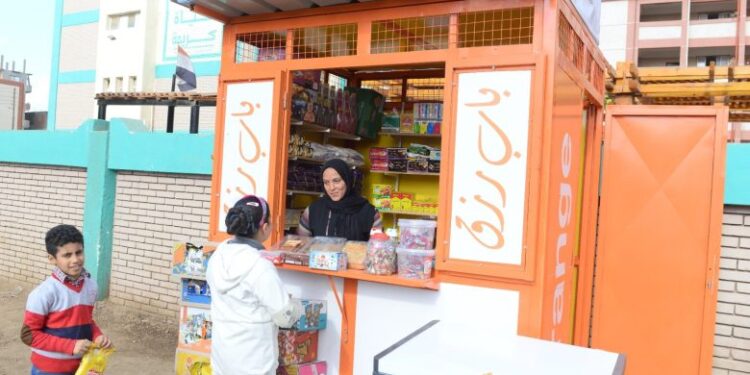 في أولى مبادرات حملة “باب رزق”…«أورنج مصر» تسلم أكشاكًا تجارية للأسر الأكثر احتياجًا