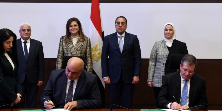 بروتوكول تعاون جديد بين «التخطيط» و «القومية للتأمين» لتشغيل مراكز تكنولوجية نموذجية متنقلة