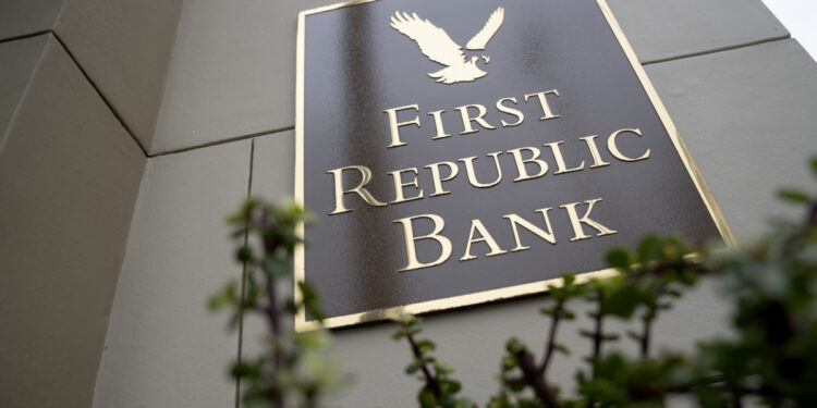 بنك «فيرست ريبابليك» الأمريكي يعلن انهياره