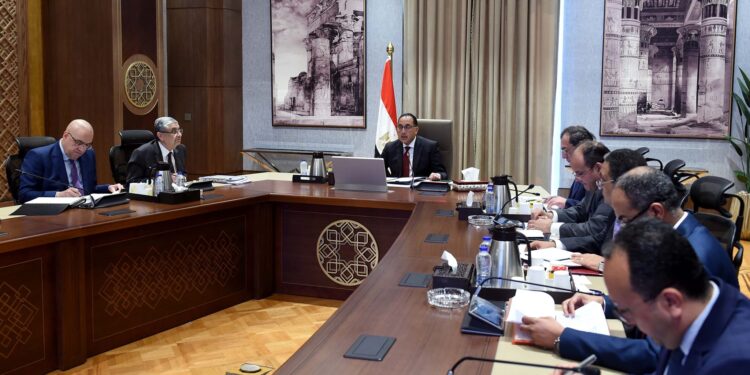 رئيس الوزراء يُوجه بالتوسع في تصنيع العدادات مسبوقة الدفع والذكية محليًا