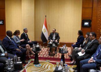 رئيس الوزراء: الحكومة ملتزمة بإفساح المجال لتعزيز دور القطاع الخاص فى النشاط الاقتصادى