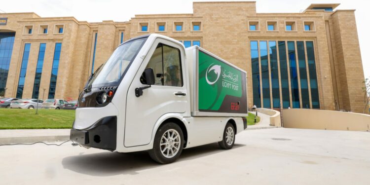 البريد المصري يدشن مشروع تحويل سيارات البريد القديمة إلى كهربائية