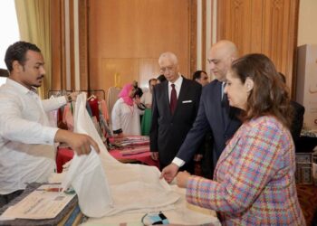 جهاز تنمية المشروعات يفتتح معرض «اشتري فن مصري»