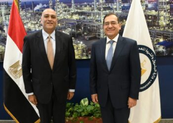 جهاز المشروعات يوقع عقدين مع “البترول” بقيمة 200 مليون جنيه لتحويل السيارات للغاز