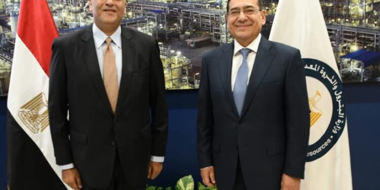 جهاز المشروعات يوقع عقدين مع “البترول” بقيمة 200 مليون جنيه لتحويل السيارات للغاز