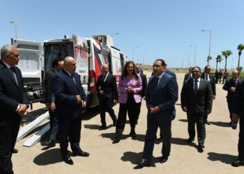 «مدبولي» يشهد اصطفاف 20 مركزاً تكنولوجياً متنقلاً لتقديم الخدمات الحكومية