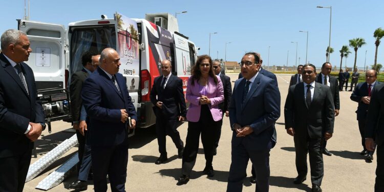 «مدبولي» يشهد اصطفاف 20 مركزاً تكنولوجياً متنقلاً لتقديم الخدمات الحكومية