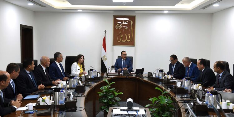 رئيس الوزراء يناقش حزمة حوافز مقترحة لمشروعات المناطق المركزية للأعمال