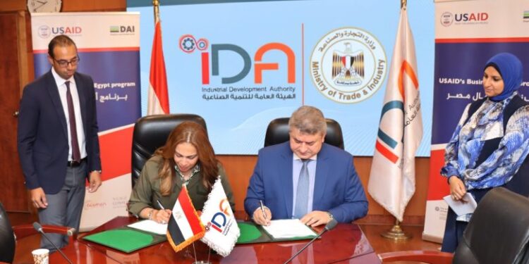 التنمية الصناعية توقع مذكرة تفاهم مع مشروع أعمال مصر