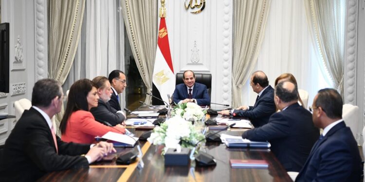 الرئيس السيسي يشدد على تعظيم دور القطاع الخاص و الحد من آثار الأزمة على المواطنين