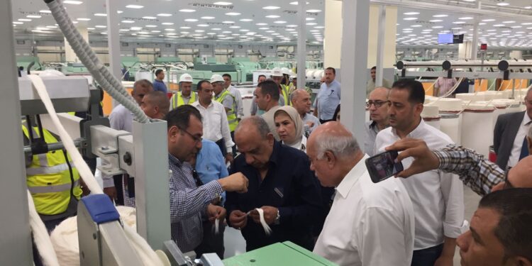 وزير قطاع الأعمال يتفقد مصنع “غزل 4” بالمحلة الكبرى