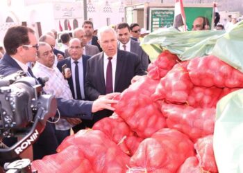 وزير الزراعة يطلق أكبر قافلة منافذ متحركة بالسلع الغذائية إلى محافظة شمال سيناء