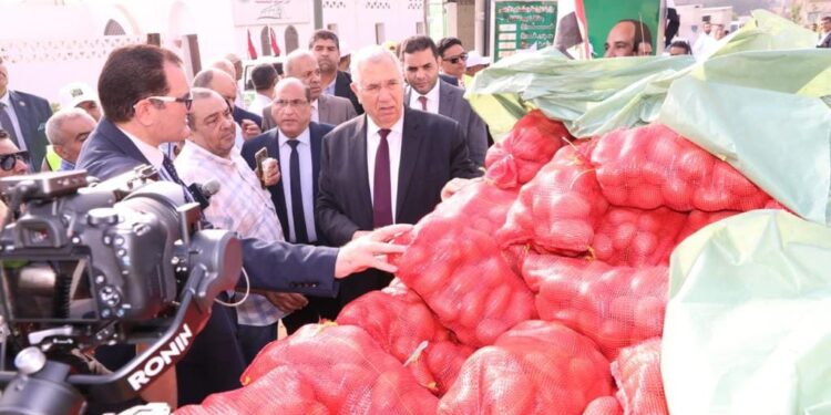 وزير الزراعة يطلق أكبر قافلة منافذ متحركة بالسلع الغذائية إلى محافظة شمال سيناء