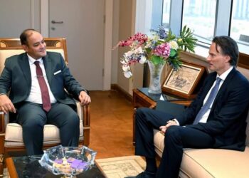 وزير الصناعة يبحث مع ممثلي دانون خطط الشركة المستقبلية بالسوق المصري