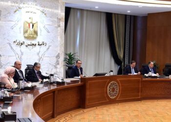 “مدبولى” يوجه بتشكيل لجنة لتلقي طلبات واستصدار موافقات مشروعات الهيدروجين الأخضر