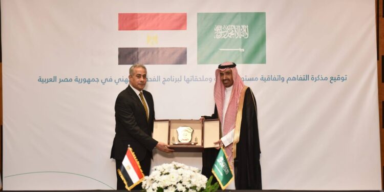 وزير العمل ونظيره السعودي يشهدان توقيع اتفاقية تشغيل “برنامج الفحص المهني” بين البلدين