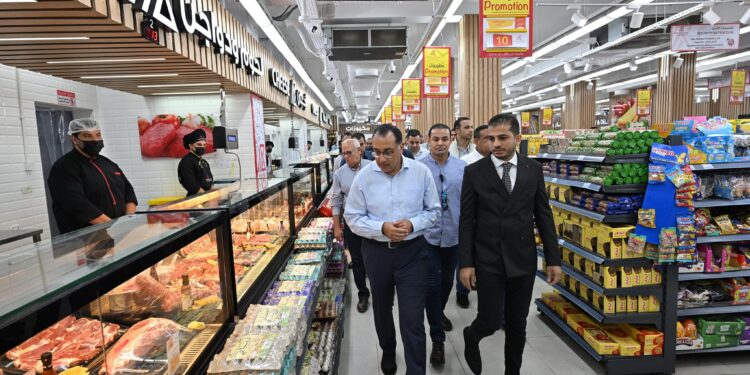 رئيس الوزراء يتفقد مجمع الأسواق ببورسعيد ويفتتح مهرجان تخفيض الأسعار بالمحافظة (صور)
