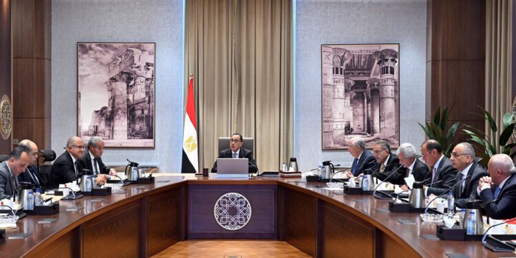 رئيس الوزراء يتابع الموقف التنفيذي لمبادرة خفض أسعار السلع الأساسية