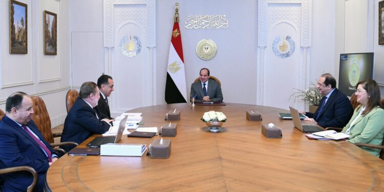 الرئيس السيسي يجتمع مع رئيس المخابرات العامة ووزيري المالية والتخطيط ومحافظ المركزي