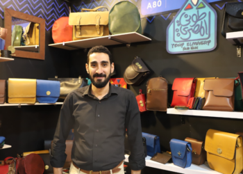 أصحاب حرفة الجلود: مشاركتنا في معرض “تراثنا” فرصة كبيرة ونسعى لتلبية جميع الأذواق