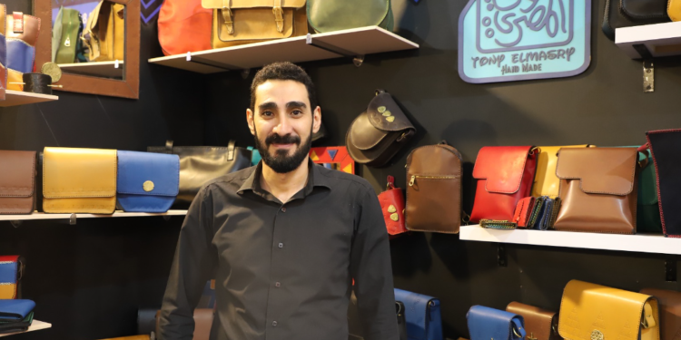 أصحاب حرفة الجلود: مشاركتنا في معرض “تراثنا” فرصة كبيرة ونسعى لتلبية جميع الأذواق