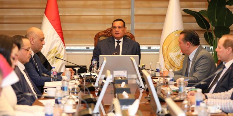 وزير التنمية المحلية يبحث مع رئيس جهاز تنمية المشروعات مجالات التعاون المشترك