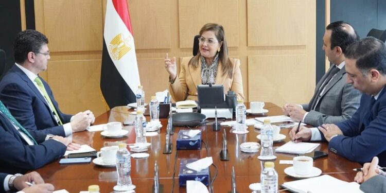 وزيرة التخطيط تبحث آليات دعم التعاون المشترك مع بنك ستاندرد تشارترد