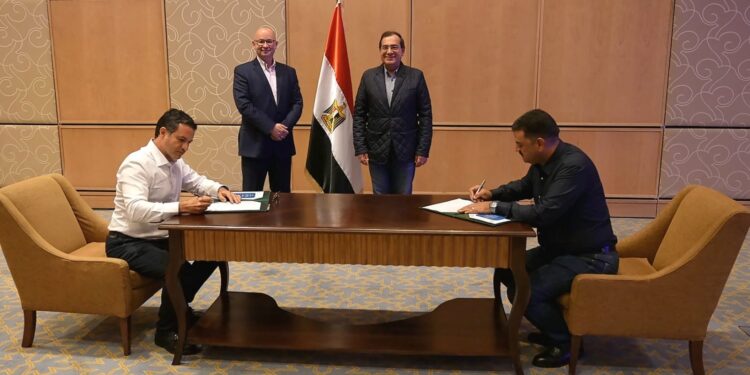 بإستثمارات 2.5 مليون دولار..توقيع عقد بين ” الثروة المعدنية” و “لوتس جولد كوربوريشن”