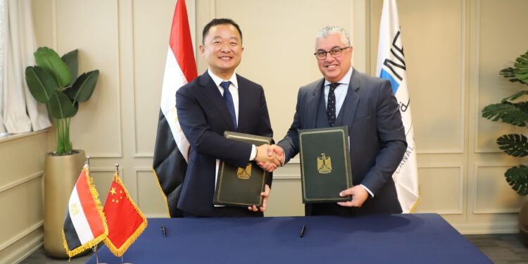 اقتصادية قناة السويس توقع خطاب نوايا لإنشاء مجمع أخضر للكيماويات باستثمارات 2 مليار دولار