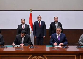 الحكومة توقع اتفاق ملزم مع شركة “جلوبال أوتو” لتصنيع السيارات محليًا